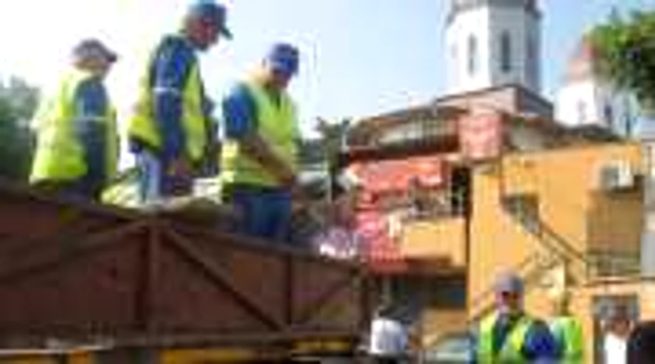 Muncitorii au încărcat în remorcă mobilierul , Foto: Corina Misăilă 