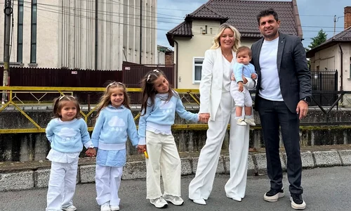  Laura Cosoi a votat însoțită fiind de soțul ei, omul de afaceri Cosmin Curticăpean, dar și de cele 4 fetițe ale lor