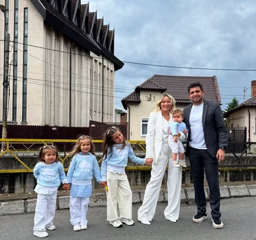 Laura Cosoi a votat însoțită fiind de soțul ei, omul de afaceri Cosmin Curticăpean, dar și de cele 4 fetițe ale lor