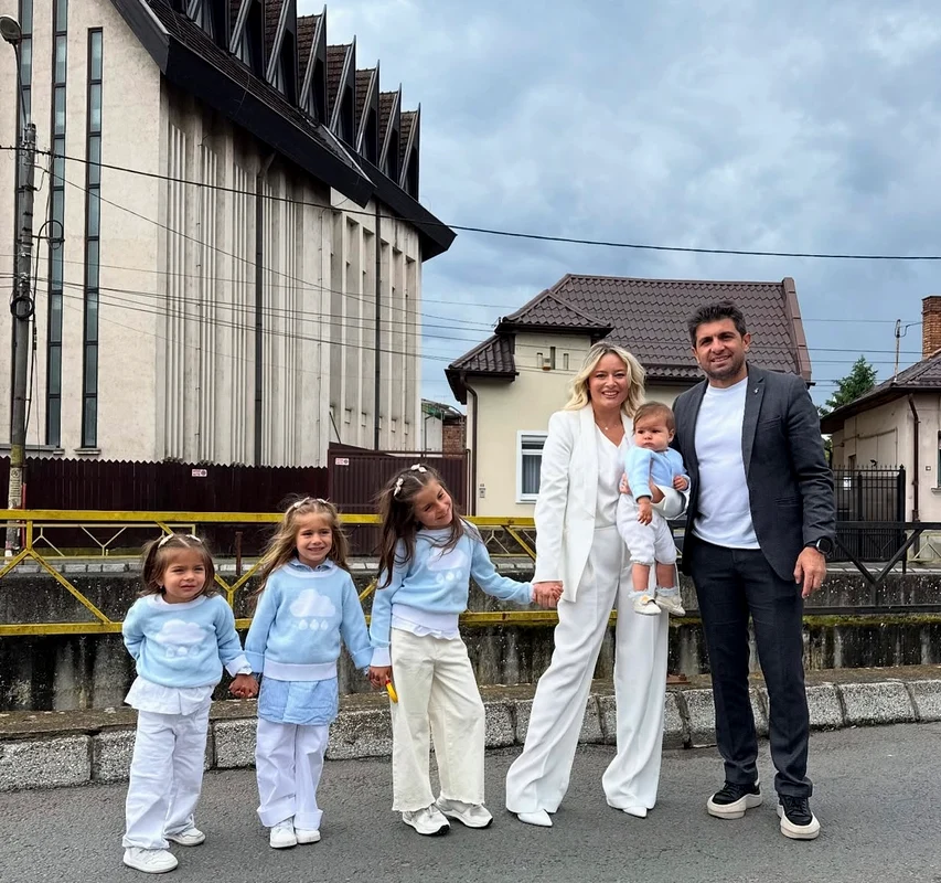  Laura Cosoi a votat însoțită fiind de soțul ei, omul de afaceri Cosmin Curticăpean, dar și de cele 4 fetițe ale lor