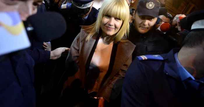 Elena Udrea a ieşit cu cătuşele la mână după audierile de la DNA FOTO Mediafax