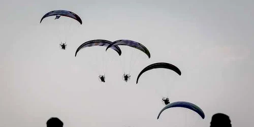 Turiştii urmăresc parapantele în timpul Heavens Gate Paramotor Air Games în Zhang Jiajie provincia Hunan China FOTO Guliver Getty Images Wang He