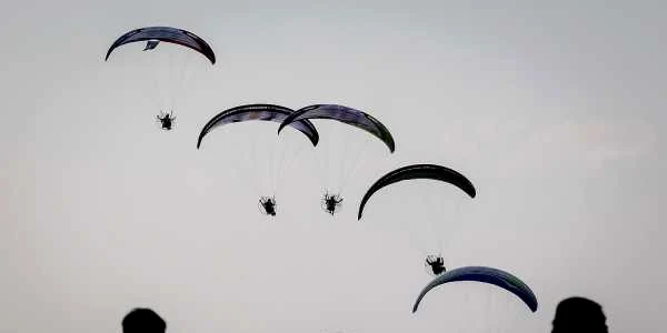 Turiştii urmăresc parapantele în timpul Heavens Gate Paramotor Air Games în Zhang Jiajie provincia Hunan China FOTO Guliver Getty Images Wang He