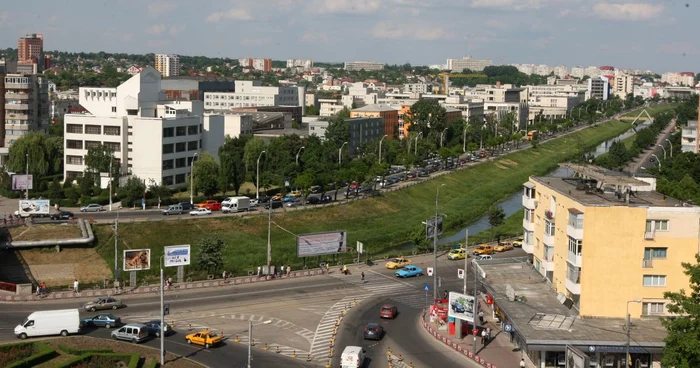 Peste albia râului se vor construi poduri cu magazine de suveniruri, cafenele şi restaurante, iar pe mal vor fi fântâni arteziene