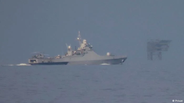 Trupele ruse sunt aproape: vas militar rusesc în apropierea unei platforme petroliere românesti