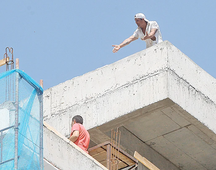 
    Bărbatul a petrecut zeci de ore pe bloc, în plină caniculă  