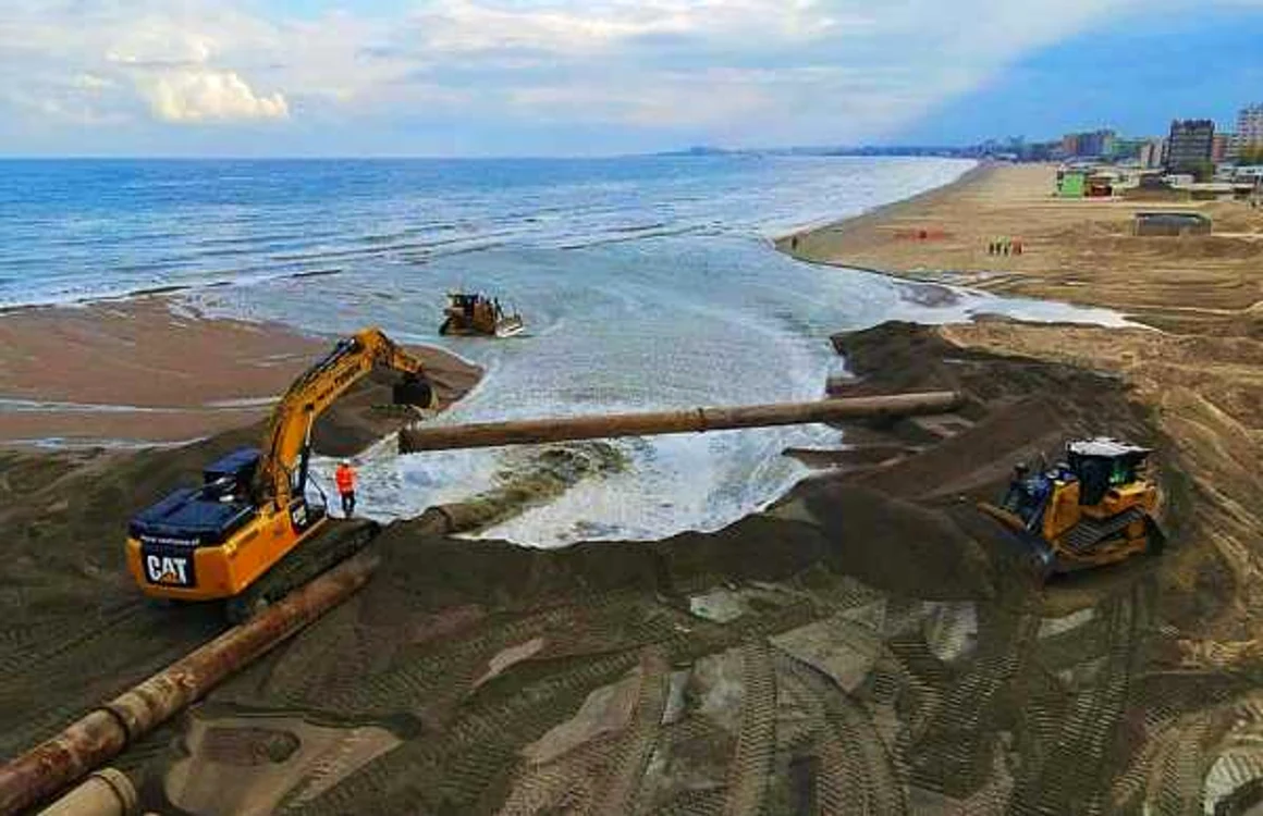 Lucrări de înnisipare în Mamaia foto: Bogdan Bola