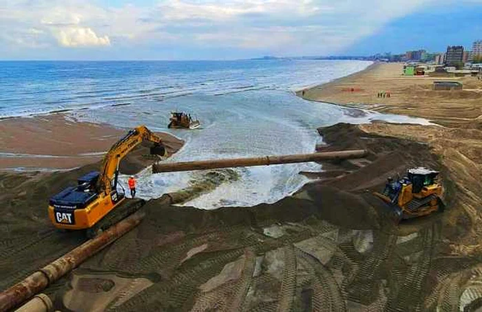 Lucrări de înnisipare în Mamaia foto: Bogdan Bola