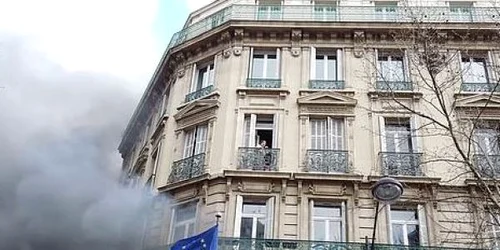 Mama strigand dupa ajutor dupa incendierea unei cladiri in timpul unui protest al Vestelor galbene la Paris Captura Daily Mail