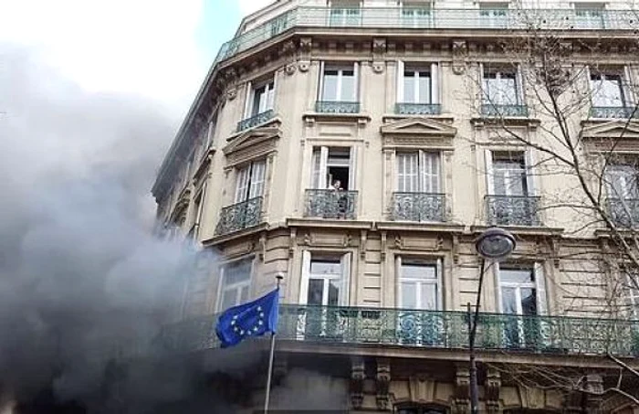 O mamă strigând după ajutor după incendierea clădirii în care locuieşte în timpul unei acţiuni de protest a „Vestelor galbene“, la Paris Captură Daily Mail