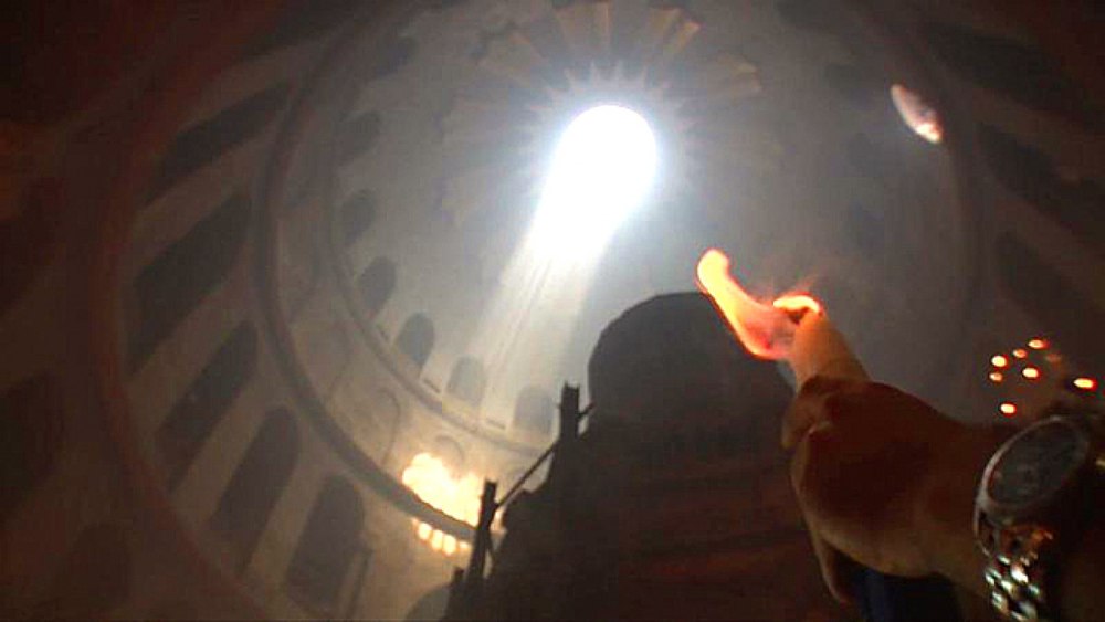 La ce oră va ajunge în România Lumina Învierii de la Ierusalim, potrivit tradiţiei. Secretul bine păstrat din Sfântul Mormânt