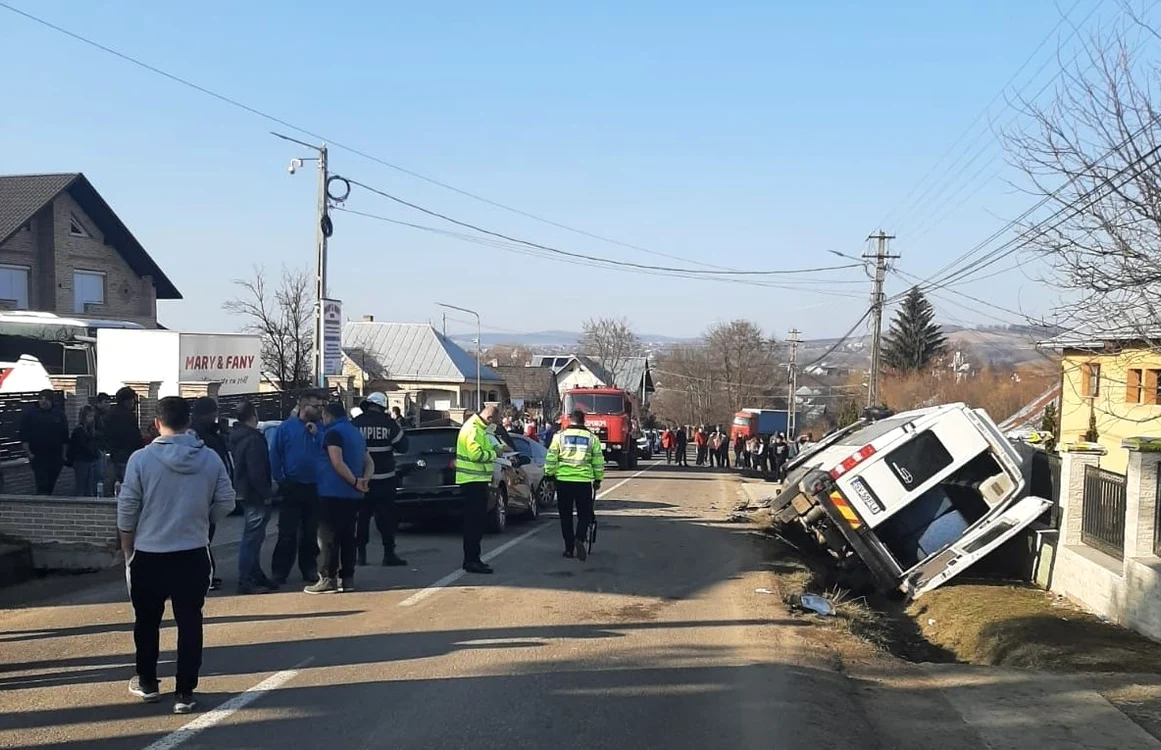 În microbuzul școlar implicat în accident se aflau 19 elevifoto: ISU Suceava