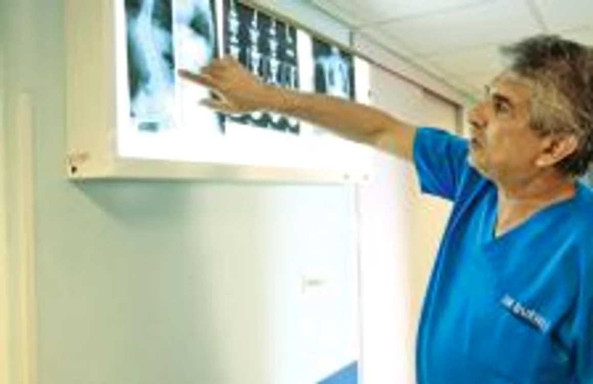 Gheorghe Burnei este şeful Clinicii de ortopedie pediatrică a Spitalului „Marie Curie”. 