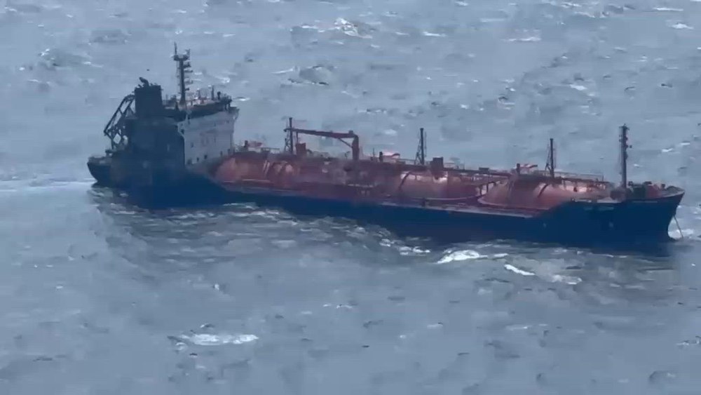 Nava Gas Lisbon din Marea Neagră, lovită de drone, survolată și joi. DSU: Nu există niciun risc pentru populație