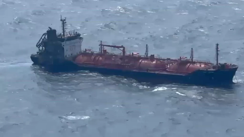 Nava Gas Lisbon din Marea Neagră, lovită de drone, survolată și joi. DSU: Nu există niciun risc pentru populație