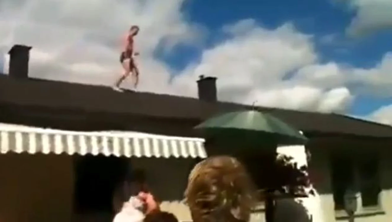 
    Bărbatul sare în piscină  