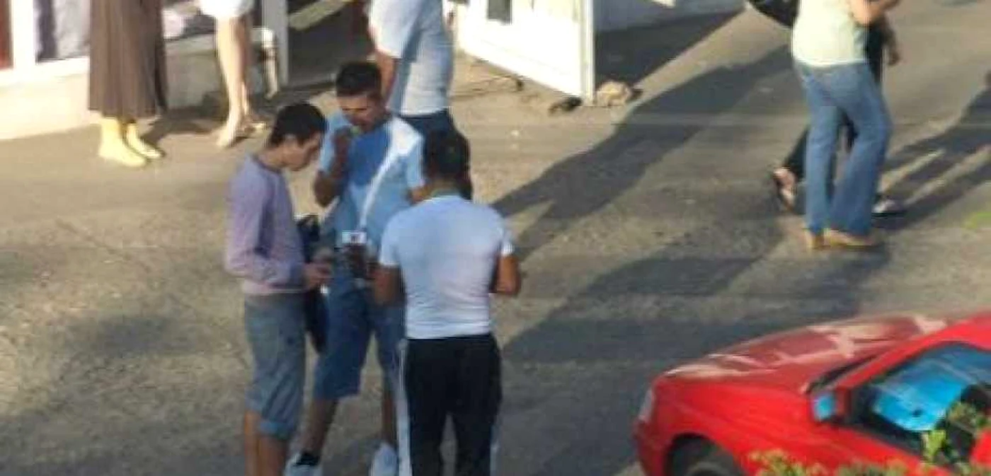 Comercianții de țigări au acaparat zona pieții. 