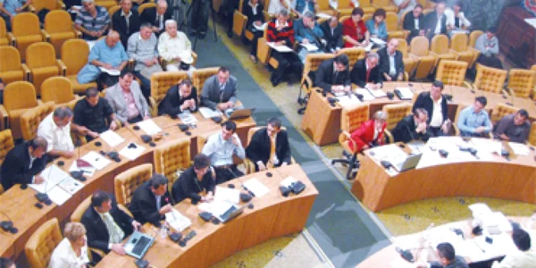 Şefii din primărie, luaţi  în colimator de consilieri