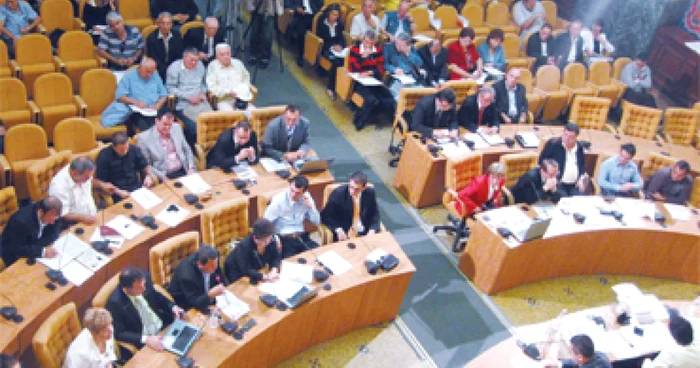 Şefii din primărie, luaţi în colimator de consilieri