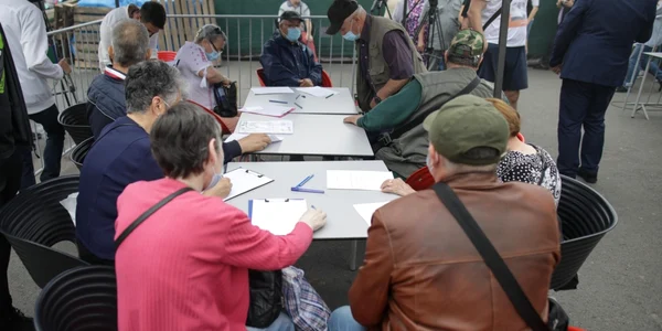   Campanie de vaccinare impotriva COVID-19 in Piata Obor din Bucuresti mici FOTO Inquam Photos / Octav Ganea