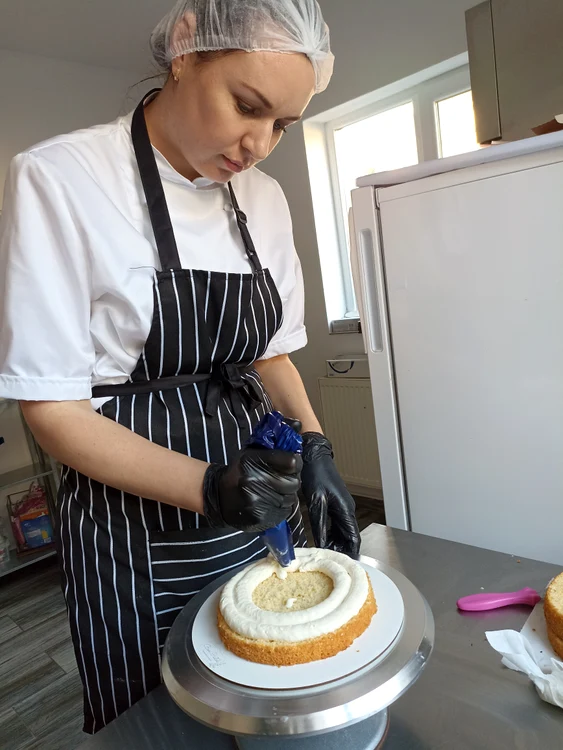 Iulia Trach, preparând un tort FOTO Denis Grigorescu