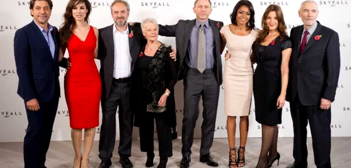 Actorii din distribuţia filmului „007: Coordonata Skyfall“ la premiera londoneză FOTO AFP