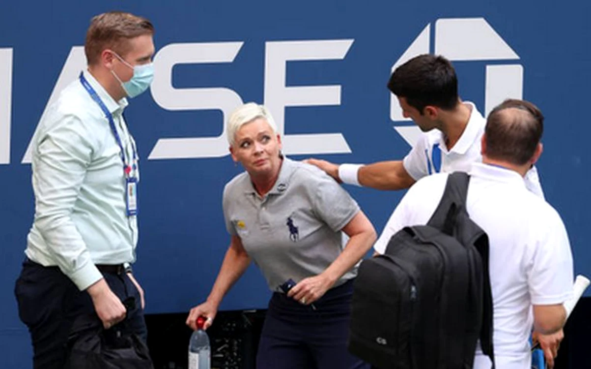 Novak Djokovic a mers imediat la arbitra lovita din greșealăFoto: Guliver/ GettyImages