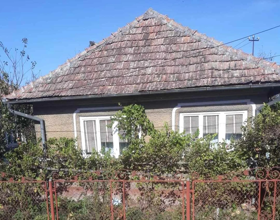 O casa bătrânească la marginea Gherlei costă 160.000 de euro. FOTO Știri de Cluj