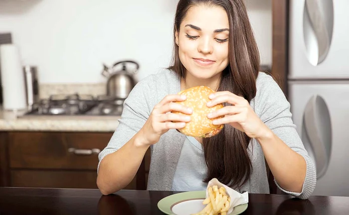 
    Dacă sunt consumate  în prima parte a zilei, alimentele interzise au efect scăzut de depunere  