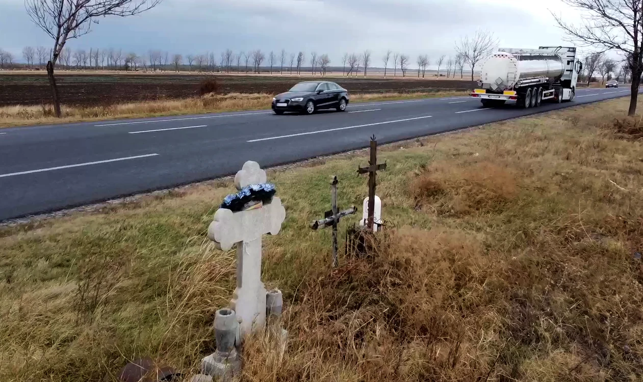 Drumul european E85 este plin de cruci. FOTO Iulian Bunilă