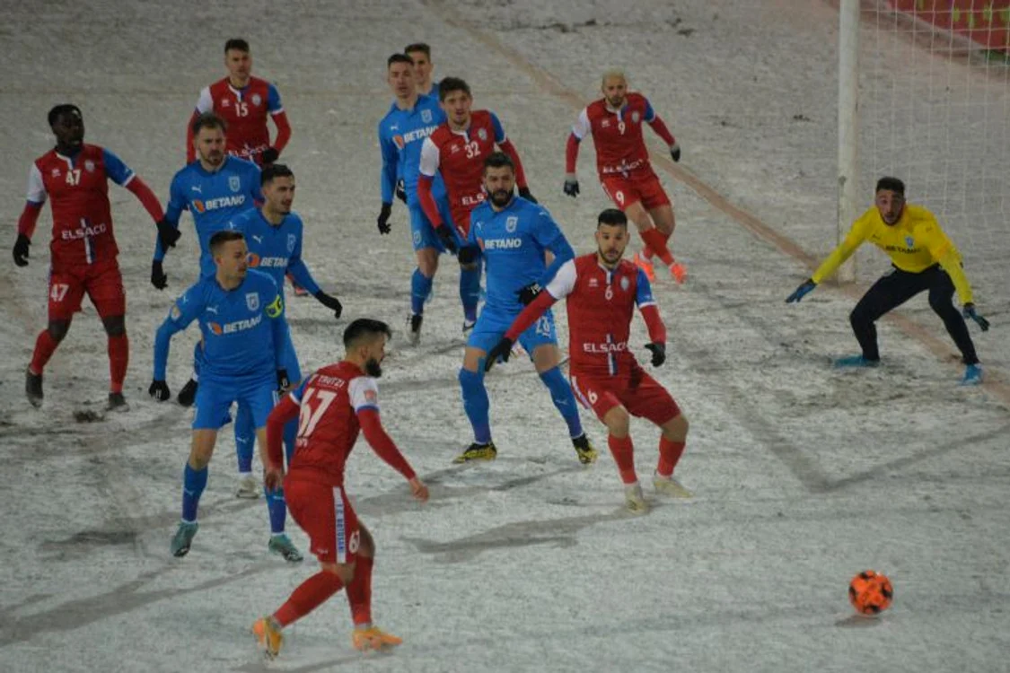 
    Partida de la Botoșani s-a disputat pe un teren acoperit de zăpadăFOTO: Sportpictures.eu  