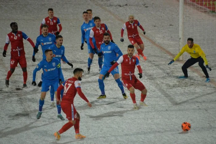 
    Partida de la Botoșani s-a disputat pe un teren acoperit de zăpadăFOTO: Sportpictures.eu  