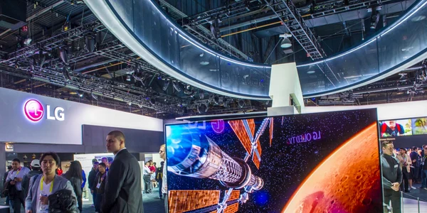 Televizor LG Signature stand LG CES FOTO Shutterstock