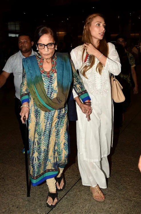 Iulia Vântur o ţine de mână pe mama lui Salman Khan