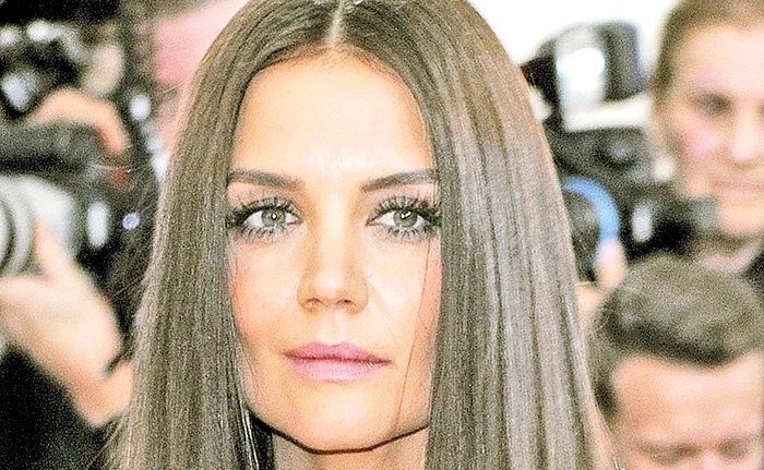 
    Katie a divorţat  în urmă cu patru ani  