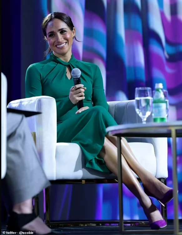 Meghan Markle în rochie verde, cu pantofi mov jpg