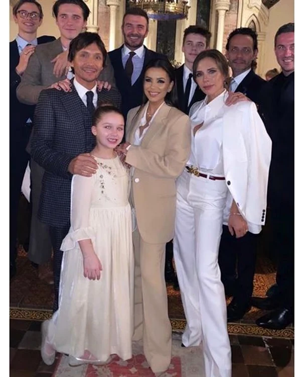 
    Cruz şi Harper Beckham, copiii mai mici ai cuplului David şi Victoria Beckham, au fost botezaţi la Londra de cântăreţul Marc Anthony şi actriţa Eva LongoriaFoto Instagram  