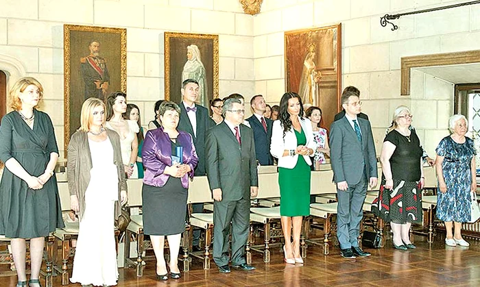 Medalia pentru "Loialitate" se acordă membrilor merituoşi ai Casei Regale