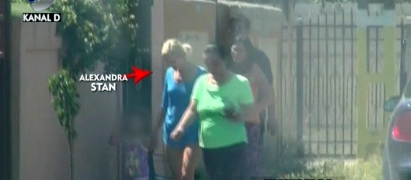 Alexandra a ieşit din casă numai în compania mătuşii sale (captură: Kanal D)