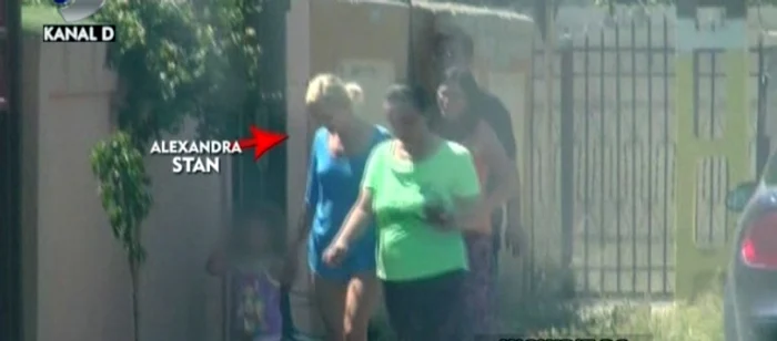 Alexandra a ieşit din casă numai în compania mătuşii sale (captură: Kanal D)