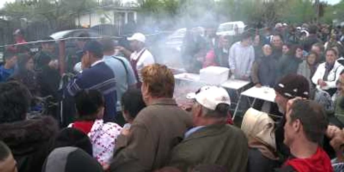 Enoriaşii s-au îmbrâncit la mici şi bere