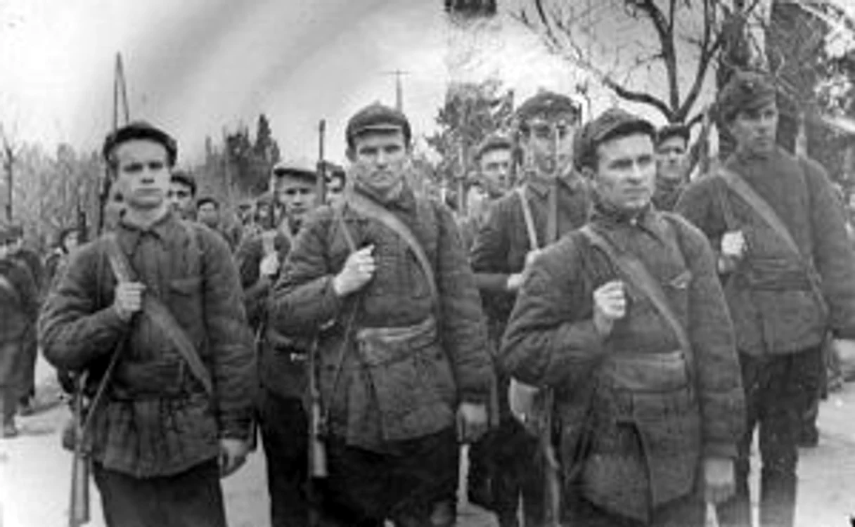 Fotografiile de propagandă erau departe de realitate în ceea ce priveşte vârsta şi dotarea batalioanelor de exterminare