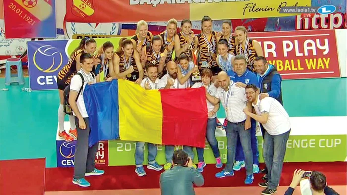 
    Schimbate în echipamentul  de „tigroaice”, bucureştencele  au ridicat trofeul desupra capului   