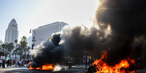 Mașini incendiate Los Angeles FOTO EPA EFE jpg