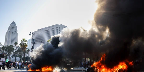 Mașini incendiate Los Angeles FOTO EPA EFE jpg
