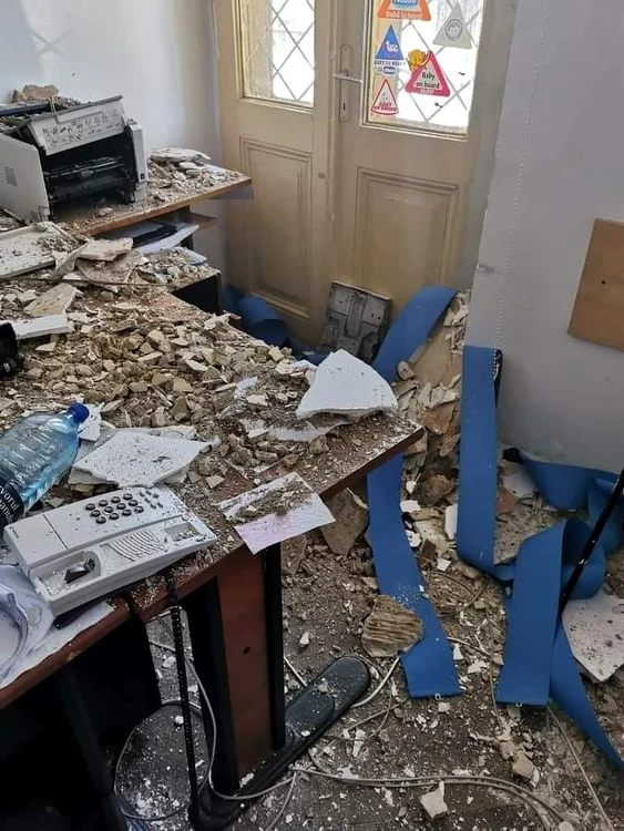 
    Tavanul prăbușit în Secția 3 PolițieFoto: Facebook  
