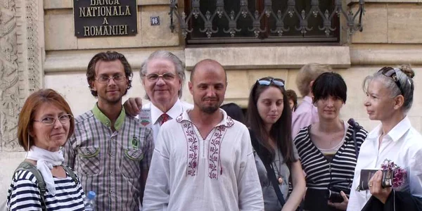 Sebastian Muscalu (al doilea din stânga) şi Florin Suciu (în costum popular) la sediul BNR