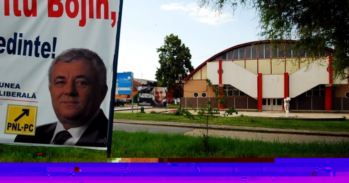 Panourile cu afişe electorale sunt amplasate în apropierea secţiei de votare