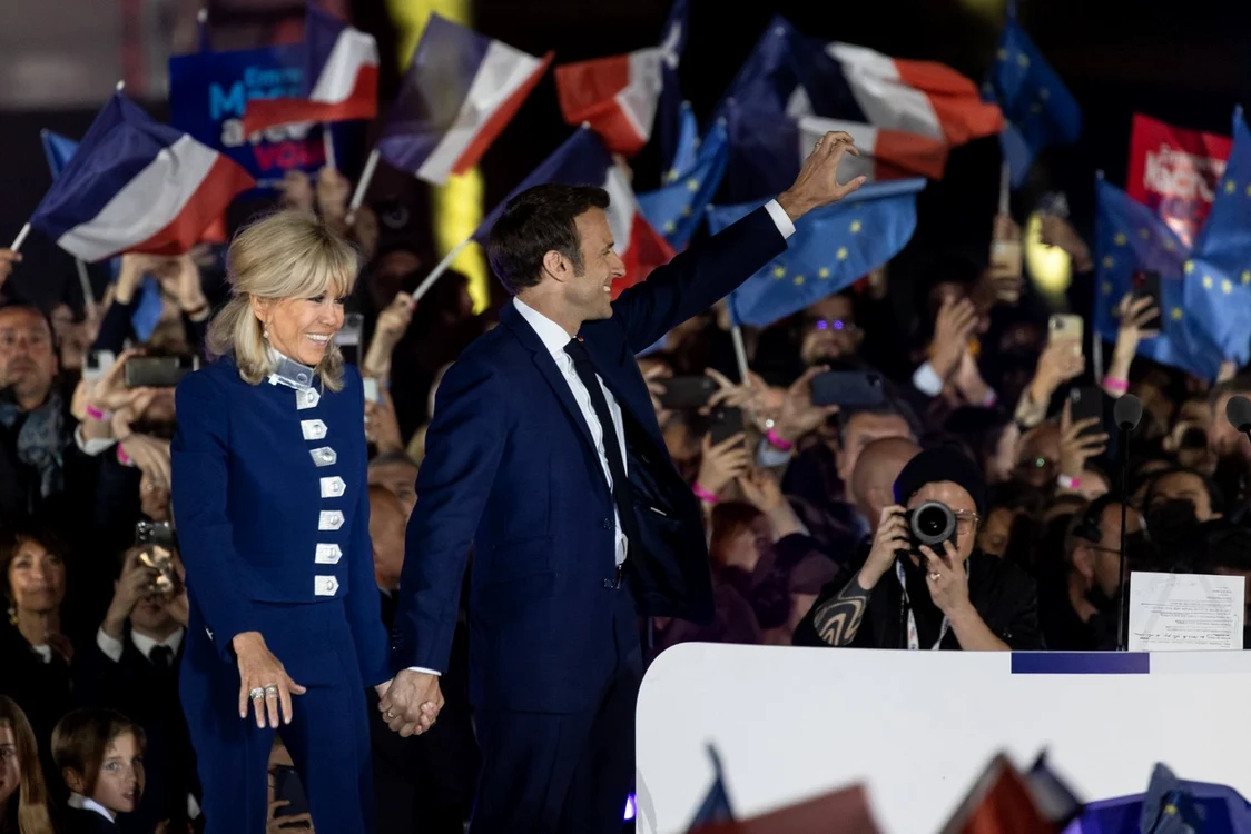 Emmanuel Macron victorie un nou mandat 5 ani la Palatul Elysees Brigitte Macron gesturi tandre (5) jpg