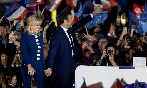 Emmanuel Macron victorie un nou mandat 5 ani la Palatul Elysees Brigitte Macron gesturi tandre (5) jpg